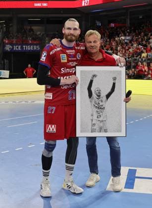 29.05.2026 - Handball - 1. Bundesliga DAIKIN HBL - Saison 2025 2026 - 33. Spieltag: HC Erlangen Metropolregion Nürnberg HCE - Bergischer HC - DaMa - xdaxmax - Antonio Metzner (27, HC Erlangen HCE ) wird vor Spielbeginn von Dr. Carsten Bissel (Aufsichtsratsvorsitzender des HC Erlangen) verabschiedet