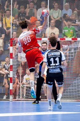 29.05.2026, 33. Spieltag der 2. Handball Bundesliga, TuSEM Essen - HSG Nordhorn-Lingen. v. l. Tom Wolf (TuSEM Essen), Torwart Kristian van der Merwe (HSG Nordhorn-Lingen), Tarek Marschall (HSG Nordhorn-Lingen). Essen Am Hallo NRW Deutschland xRHR-FOTO DEx Copyright: DennisxEwert RHR-FOTOx RHR-FOTO DE