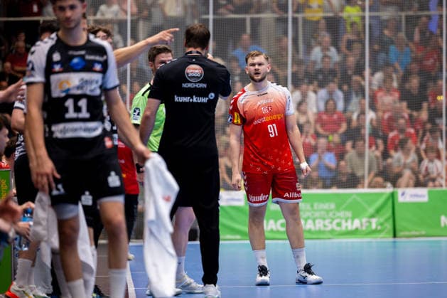 29.05.2026, 33. Spieltag der 2. Handball Bundesliga, TuSEM Essen - HSG Nordhorn-Lingen. v. l. Trainer Mark Bult (HSG Nordhorn-Lingen) diskutiert mit Alexander Schoss (TuSEM Essen). Essen Am Hallo NRW Deutschland xRHR-FOTO DEx Copyright: DennisxEwert RHR-FOTOx RHR-FOTO DE