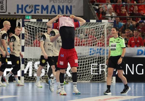 29.05.2026 - Handball - 1. Bundesliga DAIKIN HBL - Saison 2025 2026 - 33. Spieltag: HC Erlangen Metropolregion Nürnberg HCE - Bergischer HC - DaMa - xdaxmax - Christoph Steinert ( 44, HC Erlangen HCE ) enttäuscht Enttäuschung - zieht Trikot über den Kopf