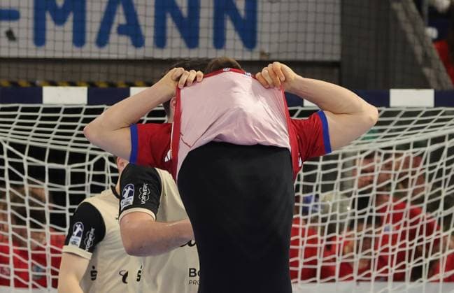 29.05.2026 - Handball - 1. Bundesliga DAIKIN HBL - Saison 2025 2026 - 33. Spieltag: HC Erlangen Metropolregion Nürnberg HCE - Bergischer HC - DaMa - xdaxmax - Christoph Steinert ( 44, HC Erlangen HCE ) enttäuscht Enttäuschung - zieht Trikot über den Kopf