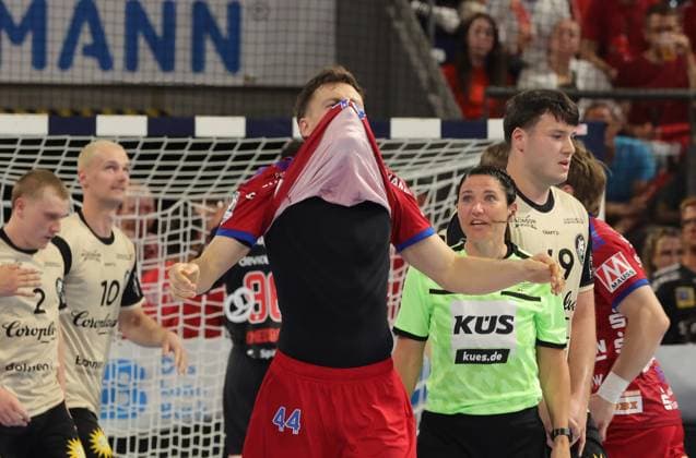 29.05.2026 - Handball - 1. Bundesliga DAIKIN HBL - Saison 2025 2026 - 33. Spieltag: HC Erlangen Metropolregion Nürnberg HCE - Bergischer HC - DaMa - xdaxmax - Christoph Steinert ( 44, HC Erlangen HCE ) enttäuscht Enttäuschung - zieht Trikot über den Kopf