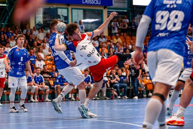 Magnus Grupe (HBW Balingen-Weilstetten, 08) am Ball, gehalten von Valentin Neagu (Dessau-Rosslauer HV 06, 13), Dessau-Rosslauer HV 06 vs. HBW Balingen-Weilstetten, Handball, 2. Bundesliga, 33. Spieltag, Saison 2025 26, 29.05.2026, Dessau-Rosslauer HV 06 vs. HBW Balingen-Weilstetten, Handball, 2. Bundesliga, 33. Spieltag, Saison 2025 26, 29.05.2026 Dessau-Rosslau Copyright: xEibner-Pressefoto LauraxRoemerx EP_LRR