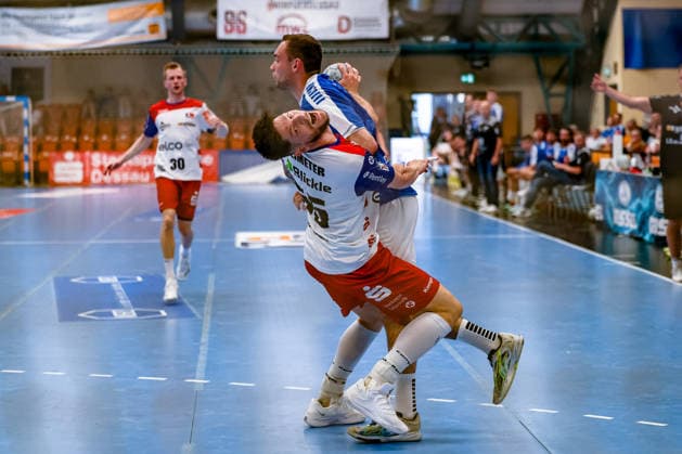 Csaba Leimeter (HBW Balingen-Weilstetten, 55) gefoult von Fynn Gonschor (Dessau-Rosslauer HV 06, 03), Dessau-Rosslauer HV 06 vs. HBW Balingen-Weilstetten, Handball, 2. Bundesliga, 33. Spieltag, Saison 2025 26, 29.05.2026, Dessau-Rosslauer HV 06 vs. HBW Balingen-Weilstetten, Handball, 2. Bundesliga, 33. Spieltag, Saison 2025 26, 29.05.2026 Dessau-Rosslau Copyright: xEibner-Pressefoto LauraxRoemerx EP_LRR