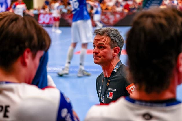 Matthias Flohr (HBW Balingen-Weilstetten, Chef Trainer) im Gespraech mit den Wechselspielern, Dessau-Rosslauer HV 06 vs. HBW Balingen-Weilstetten, Handball, 2. Bundesliga, 33. Spieltag, Saison 2025 26, 29.05.2026, Dessau-Rosslauer HV 06 vs. HBW Balingen-Weilstetten, Handball, 2. Bundesliga, 33. Spieltag, Saison 2025 26, 29.05.2026 Dessau-Rosslau Copyright: xEibner-Pressefoto LauraxRoemerx EP_LRR