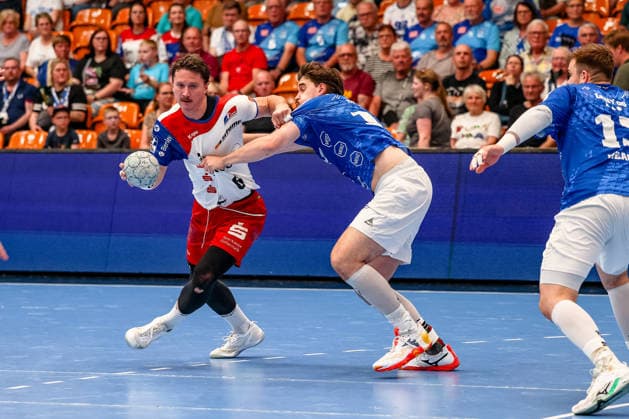 Mex Raguse (HBW Balingen-Weilstetten, 06) Zweikampf, Duell, Kampf mit Valentin Neagu (Dessau-Rosslauer HV 06, 13) , Dessau-Rosslauer HV 06 vs. HBW Balingen-Weilstetten, Handball, 2. Bundesliga, 33. Spieltag, Saison 2025 26, 29.05.2026, Dessau-Rosslauer HV 06 vs. HBW Balingen-Weilstetten, Handball, 2. Bundesliga, 33. Spieltag, Saison 2025 26, 29.05.2026 Dessau-Rosslau Copyright: xEibner-Pressefoto LauraxRoemerx EP_LRR