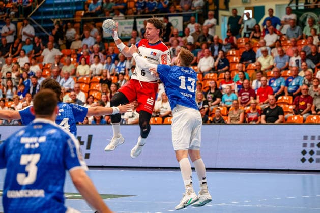 Mex Raguse (HBW Balingen-Weilstetten, 06) zZweikampf, Duell, Kampf mit Valentin Neagu (Dessau-Rosslauer HV 06, 13), Sprung, Dessau-Rosslauer HV 06 vs. HBW Balingen-Weilstetten, Handball, 2. Bundesliga, 33. Spieltag, Saison 2025 26, 29.05.2026, Dessau-Rosslauer HV 06 vs. HBW Balingen-Weilstetten, Handball, 2. Bundesliga, 33. Spieltag, Saison 2025 26, 29.05.2026 Dessau-Rosslau Copyright: xEibner-Pressefoto LauraxRoemerx EP_LRR