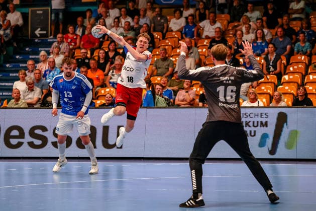 Tim Gruener (HBW Balingen-Weilstetten, 18) wirft den Ball, Dessau-Rosslauer HV 06 vs. HBW Balingen-Weilstetten, Handball, 2. Bundesliga, 33. Spieltag, Saison 2025 26, 29.05.2026, Dessau-Rosslauer HV 06 vs. HBW Balingen-Weilstetten, Handball, 2. Bundesliga, 33. Spieltag, Saison 2025 26, 29.05.2026 Dessau-Rosslau Copyright: xEibner-Pressefoto LauraxRoemerx EP_LRR