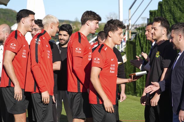 Turkish National Football Team training session ISTANBUL, TURKIYE - MAY 29: Turkish National Football Team players and head coach Vincenzo Montella celebrate the Eid al-Adha with members of the press before a training session ahead of the 2026 FIFA World Cup, WM, Weltmeisterschaft, Fussball at Hasan Dogan National Teams Camp and Training Facilities in Istanbul, Turkiye on May 29, 2026. Beyza Comert Anadolu Istanbul Turkey. Editorial use only. Please get in touch for any other usage.  Copyright: x2026xAnadoluxBeyzaxComertx