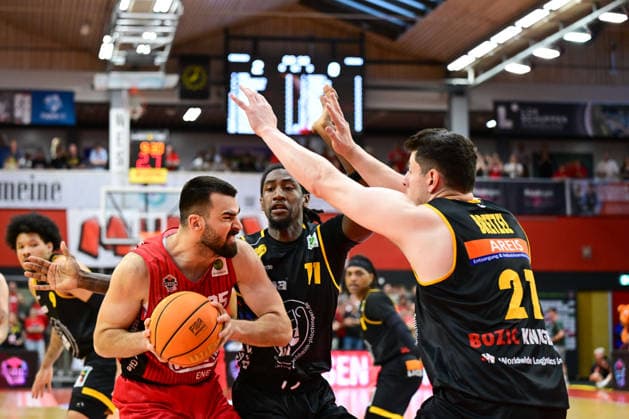 Viktor Kovacevic, Tyrel Morgan, Nicolas Bretzel 2.Bundesliga Pro A, Play Off, Halbfinale 4. Spiel, 46ers, Basketball, Basketball Saison 2025 2026, BBL, Deutschland, Gießen 46ers Bozic Estriche Knights Kirchheim, Gießen in rot, Herren, Kirchheim schwarz,