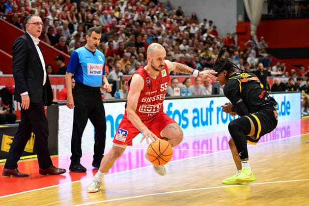 Simon Krajcovic, Phillip Russell 2.Bundesliga Pro A, Play Off, Halbfinale 4. Spiel, 46ers, Basketball, Basketball Saison 2025 2026, BBL, Deutschland, Gießen 46ers Bozic Estriche Knights Kirchheim, Gießen in rot, Herren, Kirchheim schwarz