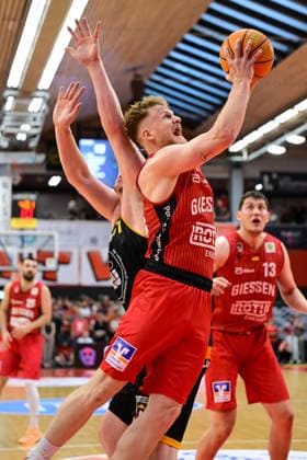 Nicolas Bretzel, Luis König Figge 2.Bundesliga Pro A, Play Off, Halbfinale 4. Spiel, 46ers, Basketball, Basketball Saison 2025 2026, BBL, Deutschland, Gießen 46ers Bozic Estriche Knights Kirchheim, Gießen in rot, Herren, Kirchheim schwarz