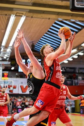 Nicolas Bretzel, Luis König Figge 2.Bundesliga Pro A, Play Off, Halbfinale 4. Spiel, 46ers, Basketball, Basketball Saison 2025 2026, BBL, Deutschland, Gießen 46ers Bozic Estriche Knights Kirchheim, Gießen in rot, Herren, Kirchheim schwarz