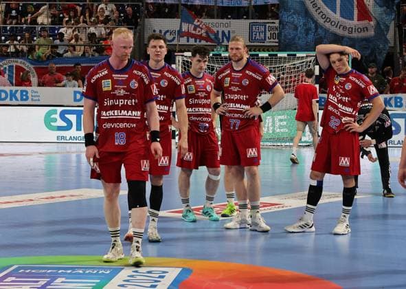 29.05.2026 - Handball - 1. Bundesliga DAIKIN HBL - Saison 2025 2026 - 33. Spieltag: HC Erlangen Metropolregion Nürnberg HCE - Bergischer HC - DaMa - xdaxmax - Mannschaft Team des HCE enttäuscht Enttäuschung nach Spielende