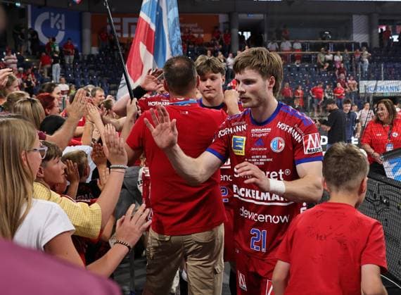 29.05.2026 - Handball - 1. Bundesliga DAIKIN HBL - Saison 2025 2026 - 33. Spieltag: HC Erlangen Metropolregion Nürnberg HCE - Bergischer HC - DaMa - xdaxmax - Christopher Bissel (21, HC Erlangen HCE ) klatscht mit Fans ab