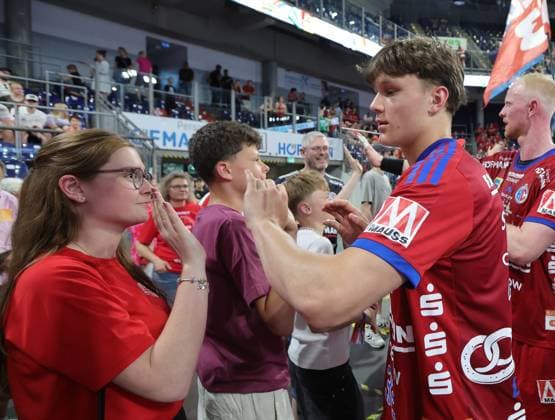 29.05.2026 - Handball - 1. Bundesliga DAIKIN HBL - Saison 2025 2026 - 33. Spieltag: HC Erlangen Metropolregion Nürnberg HCE - Bergischer HC - DaMa - xdaxmax - Maxsim Lochman (32, HC Erlangen HCE ) klatscht mit Fans ab