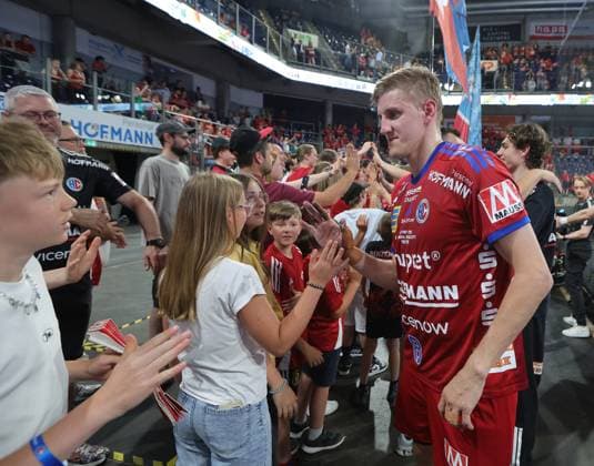 29.05.2026 - Handball - 1. Bundesliga DAIKIN HBL - Saison 2025 2026 - 33. Spieltag: HC Erlangen Metropolregion Nürnberg HCE - Bergischer HC - DaMa - xdaxmax - Sander Andreassen Overjordet ( 8, HC Erlangen HCE ) klatscht mit Fans ab