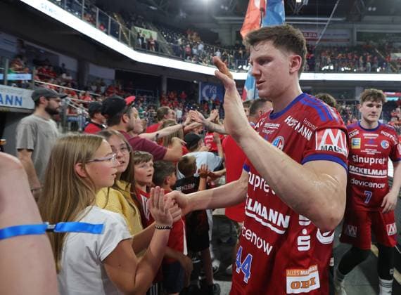 29.05.2026 - Handball - 1. Bundesliga DAIKIN HBL - Saison 2025 2026 - 33. Spieltag: HC Erlangen Metropolregion Nürnberg HCE - Bergischer HC - DaMa - xdaxmax - Christoph Steinert ( 44, HC Erlangen HCE ) klatscht mit Fans ab