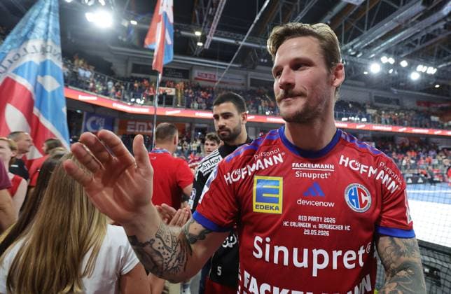 29.05.2026 - Handball - 1. Bundesliga DAIKIN HBL - Saison 2025 2026 - 33. Spieltag: HC Erlangen Metropolregion Nürnberg HCE - Bergischer HC - DaMa - xdaxmax - Hampus Olsson (67, HC Erlangen HCE ) klatscht mit Fans ab