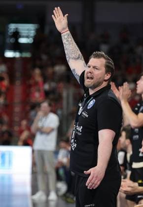 29.05.2026 - Handball - 1. Bundesliga DAIKIN HBL - Saison 2025 2026 - 33. Spieltag: HC Erlangen Metropolregion Nürnberg HCE - Bergischer HC - DaMa - xdaxmax - Arnor Thor Gunnarsson (Trainer, Bergischer HC ) zeigt an gestikuliert dirigiert gibt Anweisungen