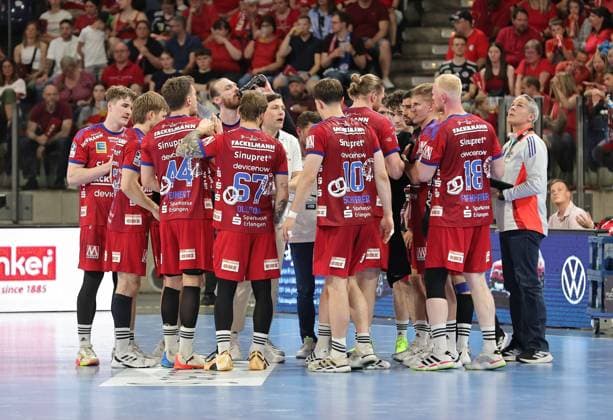 29.05.2026 - Handball - 1. Bundesliga DAIKIN HBL - Saison 2025 2026 - 33. Spieltag: HC Erlangen Metropolregion Nürnberg HCE - Bergischer HC - DaMa - xdaxmax - Johannes Sellin ( Trainer HC Erlangen HCE ) gibt Anweisungen an Mannschaft Team