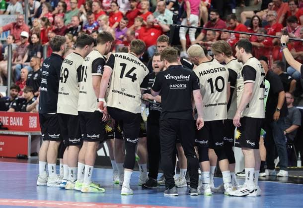 29.05.2026 - Handball - 1. Bundesliga DAIKIN HBL - Saison 2025 2026 - 33. Spieltag: HC Erlangen Metropolregion Nürnberg HCE - Bergischer HC - DaMa - xdaxmax - Arnor Thor Gunnarsson (Trainer, Bergischer HC ) gibt Anweisungen an Mannschaft Team