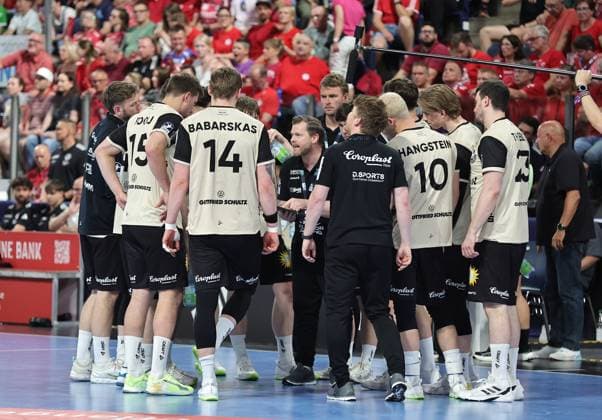 29.05.2026 - Handball - 1. Bundesliga DAIKIN HBL - Saison 2025 2026 - 33. Spieltag: HC Erlangen Metropolregion Nürnberg HCE - Bergischer HC - DaMa - xdaxmax - Arnor Thor Gunnarsson (Trainer, Bergischer HC ) gibt Anweisungen an Mannschaft Team