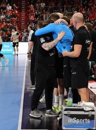 29.05.2026 - Handball - 1. Bundesliga DAIKIN HBL - Saison 2025 2026 - 33. Spieltag: HC Erlangen Metropolregion Nürnberg HCE - Bergischer HC - DaMa - xdaxmax - Arnor Thor Gunnarsson (Trainer, Bergischer HC ) Christopher Rudeck (1, Bergischer HC ) umarmen sich