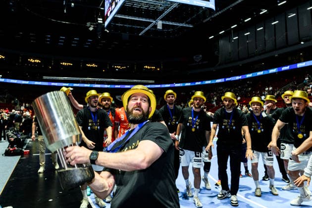 260529 IFK Kristianstads tränare Anders Hallberg jublar med pokalen efter vinsten av final fyra i Handbollsligan herr mellan HK Malmö och IFK Kristianstad den 29 maj 2026 i Malmö. *** 260529 IFK Kristianstads coach Anders Hallberg celebrates with the trophy after winning the final four of the Mens Handball League between HK Malmö and IFK Kristianstad on May 29, 2026 in Malmö  Copyright: MATHILDAxSCHULER BB260529MA102