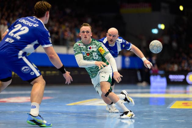 Tobias Schjoelberg Grondahl (Fuechse Berlin, 15) tänzelt durch Peter Walz (ThSV Eisenach, 14) und Felix Aellen (ThSV Eisenach, 22) durch. GER, ThSV Eisenach gegen Fuechse Berlin, 1. Daikin Handballbundesliga, Handball, 30. Spieltag, Saison 2025 2026, 29.05.2026 GER, ThSV Eisenach gegen Fuechse Berlin, 1. Daikin Handballbundesliga, Handball, 30. Spieltag, Saison 2025 2026, 29.05.2026 Eisenach Copyright: xEibner-Pressefoto MartinxHerbstx EP_MHT