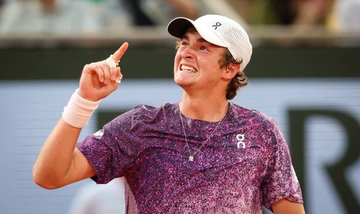 Brazilian Joao Fonseca celebrates during a tennis match between Brazilian Fonseca and Serbian Djokovic, in the third round of the men s singles at the Roland Garros French Open tennis tournament, in Paris, France, Friday 29 May 2026. This year s tournament takes place from 18 May to 07 June. VIRGINIExLEFOUR  x175416618x