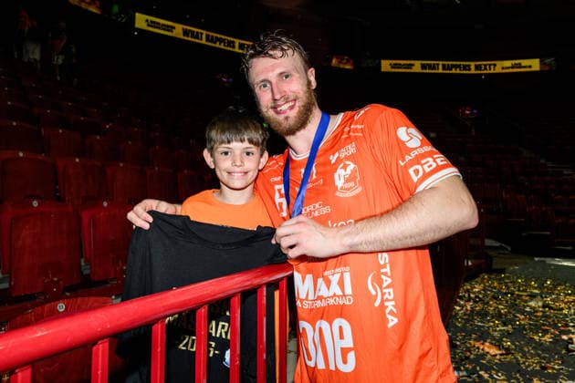 260529 IFK Kristianstads Philip Henningsson med supporter efter final fyra i Handbollsligan herr mellan HK Malmö och IFK Kristianstad den 29 maj 2026 i Malmö. Copyright: MATHILDAxSCHULER BB260529MA126