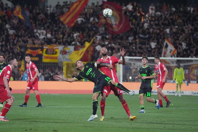 Azevedo Hernani dell AC Monza e Jacopo Petriccione del Catanzaro durante la partita tra Monza e Catanzaro, del Campionato italiano di calcio Serie BKT 2025 2026, Venerdi 29 Maggio 2026, - calcio ( Photo by Alessio Morgese LaPresse )  Copyright: xAlessioxMorgesex xLaPressex