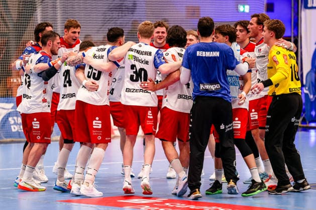 Mannschaft um Csaba Leimeter (HBW Balingen-Weilstetten, 55), Sascha Pfattheicher (HBW Balingen-Weilstetten, 30) Jubel Freude nach dem Sieg, Dessau-Rosslauer HV 06 vs. HBW Balingen-Weilstetten, Handball, 2. Bundesliga, 33. Spieltag, Saison 2025 26, 29.05.2026, Dessau-Rosslauer HV 06 vs. HBW Balingen-Weilstetten, Handball, 2. Bundesliga, 33. Spieltag, Saison 2025 26, 29.05.2026 Dessau-Rosslau Copyright: xEibner-Pressefoto LauraxRoemerx EP_LRR