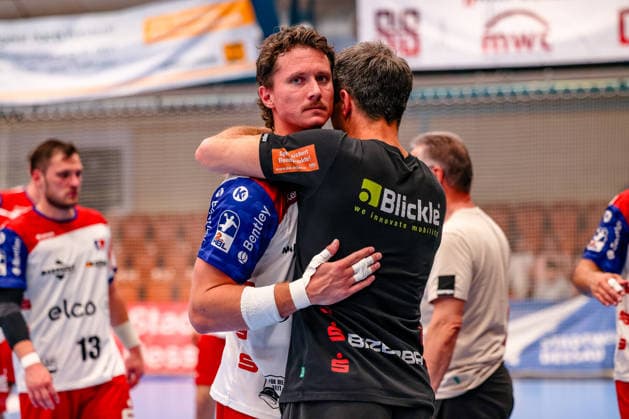 Mex Raguse (HBW Balingen-Weilstetten, 06) und Matthias Flohr (HBW Balingen-Weilstetten, Chef Trainer) Umarmung nach dem Sieg, Dessau-Rosslauer HV 06 vs. HBW Balingen-Weilstetten, Handball, 2. Bundesliga, 33. Spieltag, Saison 2025 26, 29.05.2026, Dessau-Rosslauer HV 06 vs. HBW Balingen-Weilstetten, Handball, 2. Bundesliga, 33. Spieltag, Saison 2025 26, 29.05.2026 Dessau-Rosslau Copyright: xEibner-Pressefoto LauraxRoemerx EP_LRR