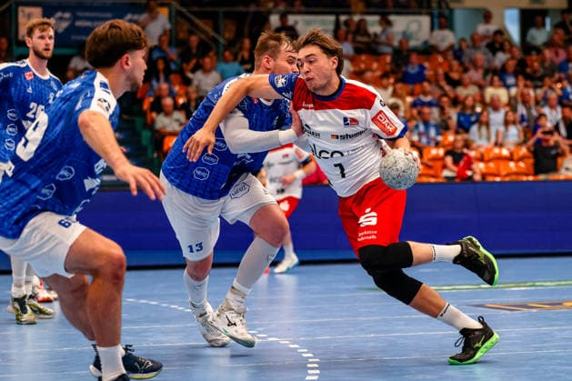 Elias Huber (HBW Balingen-Weilstetten, 07) am Ball, Zweikampf, Duell, Kampf Valentin Neagu (Dessau-Rosslauer HV 06, 13), Dessau-Rosslauer HV 06 vs. HBW Balingen-Weilstetten, Handball, 2. Bundesliga, 33. Spieltag, Saison 2025 26, 29.05.2026, Dessau-Rosslauer HV 06 vs. HBW Balingen-Weilstetten, Handball, 2. Bundesliga, 33. Spieltag, Saison 2025 26, 29.05.2026 Dessau-Rosslau Copyright: xEibner-Pressefoto LauraxRoemerx EP_LRR