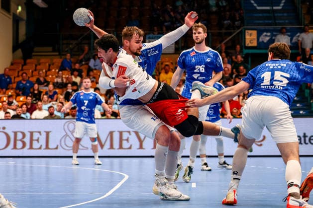 Yonatan Dayan (HBW Balingen-Weilstetten, 34) gehalten, Zweikampf, Duell, Kampf mit Valentin Neagu (Dessau-Rosslauer HV 06, 13) und Marcel Nowak (Dessau-Rosslauer HV 06, 15), Dessau-Rosslauer HV 06 vs. HBW Balingen-Weilstetten, Handball, 2. Bundesliga, 33. Spieltag, Saison 2025 26, 29.05.2026, Dessau-Rosslauer HV 06 vs. HBW Balingen-Weilstetten, Handball, 2. Bundesliga, 33. Spieltag, Saison 2025 26, 29.05.2026 Dessau-Rosslau Copyright: xEibner-Pressefoto LauraxRoemerx EP_LRR