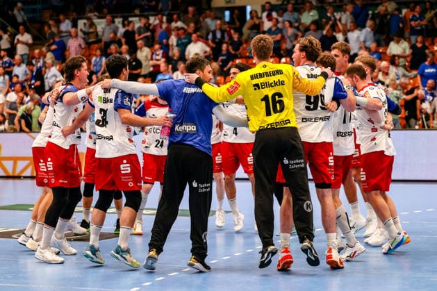 Mannschaft um Yonatan Dayan (HBW Balingen-Weilstetten, 34) und Magnus Bierfreund (HBW Balingen-Weilstetten, 16) Jubel Freude nach dem Sieg, Dessau-Rosslauer HV 06 vs. HBW Balingen-Weilstetten, Handball, 2. Bundesliga, 33. Spieltag, Saison 2025 26, 29.05.2026, Dessau-Rosslauer HV 06 vs. HBW Balingen-Weilstetten, Handball, 2. Bundesliga, 33. Spieltag, Saison 2025 26, 29.05.2026 Dessau-Rosslau *** Team led by Yonatan Dayan HBW Balingen Weilstetten, 34 and Magnus Bierfreund HBW Balingen Weilstetten, 16 Jubel Freude nach dem Sieg, Dessau Rosslauer HV 06 vs HBW Balingen Weilstetten, Handball, 2 Bundesliga, 33 Spieltag, Saison 2025 26, 29 05 2026, Dessau Rosslauer HV 06 vs HBW Balingen Weilstetten, Handball, 2 Bundesliga, 33 Spieltag, Saison 2025 26, 29 05 2026 Dessau Rosslau Copyright: xEibner-Pressefoto LauraxRoemerx EP_LRR