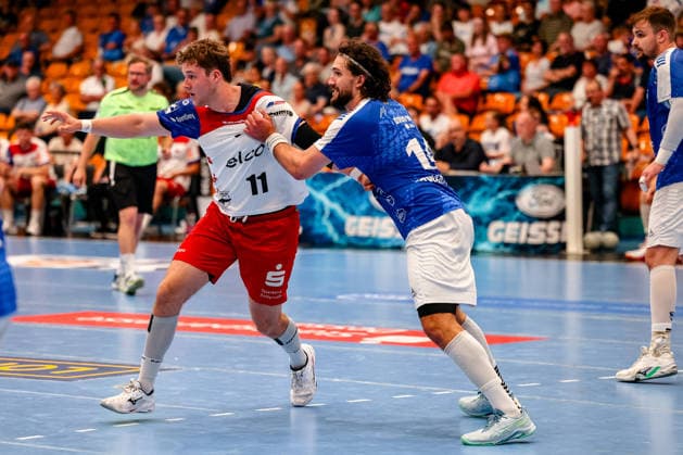 Bennet Strobel (HBW Balingen-Weilstetten, 11) Zweikampf, Duell, Kampf Valentin Neagu (Dessau-Rosslauer HV 06, 13), Dessau-Rosslauer HV 06 vs. HBW Balingen-Weilstetten, Handball, 2. Bundesliga, 33. Spieltag, Saison 2025 26, 29.05.2026, Dessau-Rosslauer HV 06 vs. HBW Balingen-Weilstetten, Handball, 2. Bundesliga, 33. Spieltag, Saison 2025 26, 29.05.2026 Dessau-Rosslau Copyright: xEibner-Pressefoto LauraxRoemerx EP_LRR