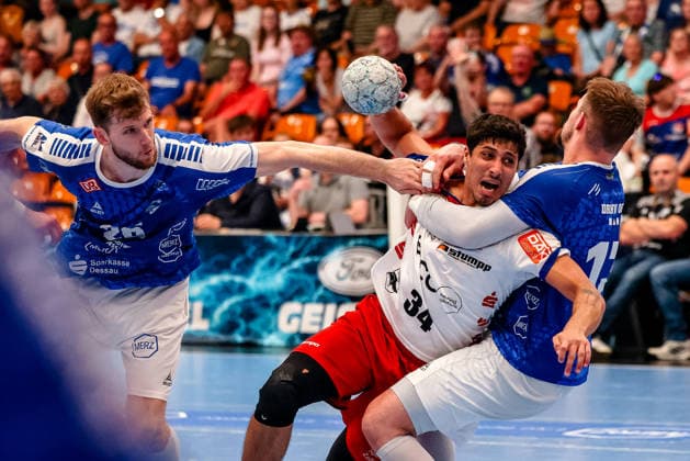 Yonatan Dayan (HBW Balingen-Weilstetten, 34) am Ball, Zweikampf, Duell, Kampf mit Yannick Danneberg (Dessau-Rosslauer HV 06, 26) und Valentin Neagu (Dessau-Rosslauer HV 06, 13), Dessau-Rosslauer HV 06 vs. HBW Balingen-Weilstetten, Handball, 2. Bundesliga, 33. Spieltag, Saison 2025 26, 29.05.2026, Dessau-Rosslauer HV 06 vs. HBW Balingen-Weilstetten, Handball, 2. Bundesliga, 33. Spieltag, Saison 2025 26, 29.05.2026 Dessau-Rosslau Copyright: xEibner-Pressefoto LauraxRoemerx EP_LRR