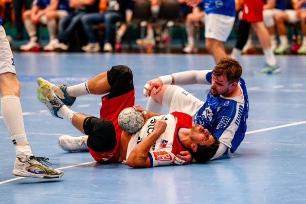 Yonatan Dayan (HBW Balingen-Weilstetten, 34) geht zu Boden nach Zweikampf, Duell, Kampf mit Valentin Neagu (Dessau-Rosslauer HV 06, 13), Dessau-Rosslauer HV 06 vs. HBW Balingen-Weilstetten, Handball, 2. Bundesliga, 33. Spieltag, Saison 2025 26, 29.05.2026, Dessau-Rosslauer HV 06 vs. HBW Balingen-Weilstetten, Handball, 2. Bundesliga, 33. Spieltag, Saison 2025 26, 29.05.2026 Dessau-Rosslau Copyright: xEibner-Pressefoto LauraxRoemerx EP_LRR