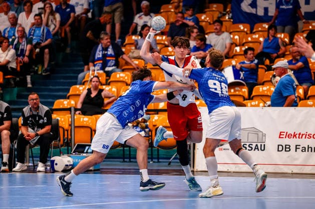 Magnus Grupe (HBW Balingen-Weilstetten, 08) am Ball, Zweikampf, Duell, Kampf mit Niklas Doebbel (Dessau-Rosslauer HV 06, 69) und Yannick-Marcos Pust (Dessau-Rosslauer HV 06, 98), Dessau-Rosslauer HV 06 vs. HBW Balingen-Weilstetten, Handball, 2. Bundesliga, 33. Spieltag, Saison 2025 26, 29.05.2026, Dessau-Rosslauer HV 06 vs. HBW Balingen-Weilstetten, Handball, 2. Bundesliga, 33. Spieltag, Saison 2025 26, 29.05.2026 Dessau-Rosslau Copyright: xEibner-Pressefoto LauraxRoemerx EP_LRR