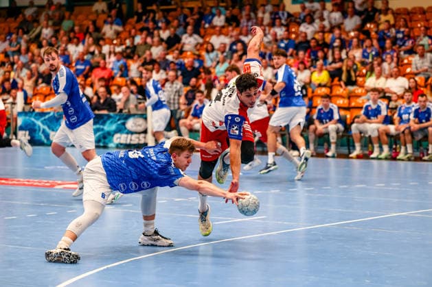 Fritz-Leon Haake (Dessau-Rosslauer HV 06, 06) und Yonatan Dayan (HBW Balingen-Weilstetten, 34) greifen nach dem Ball, Dessau-Rosslauer HV 06 vs. HBW Balingen-Weilstetten, Handball, 2. Bundesliga, 33. Spieltag, Saison 2025 26, 29.05.2026, Dessau-Rosslauer HV 06 vs. HBW Balingen-Weilstetten, Handball, 2. Bundesliga, 33. Spieltag, Saison 2025 26, 29.05.2026 Dessau-Rosslau Copyright: xEibner-Pressefoto LauraxRoemerx EP_LRR