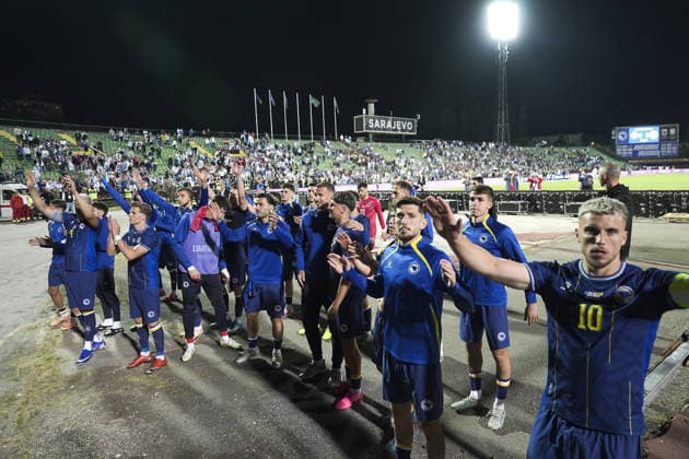 Bosnia and Herzegovina v North Macedonia - Friendlies SARAJEVO, BOSNIA AND HERZEGOVINA - MAY 29: Bosnia and Herzegovina team greet the crowd at athe end of the International Friendly, Länderspiel, Nationalmannschaft football match between Bosnia and Herzegovina and North Macedonia at the Asim Ferhatovic Hase Stadium in Sarajevo, Bosnia and Herzegovina, on May 29, 2026. Samir Jordamovic Anadolu Sarajevo Bosnia and Herzegovina. Editorial use only. Please get in touch for any other usage.  Copyright: x2026xAnadoluxSamirxJordamovicx