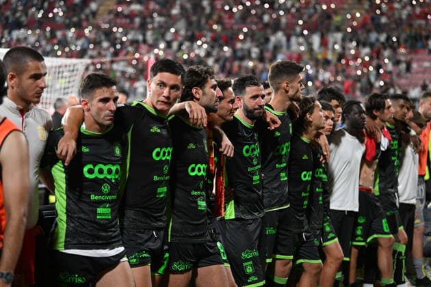 La delusione dei giocatori del Catanzaro a fine gara durante la partita tra Monza e Catanzaro dei Play Off del Campionato italiano di calcio Serie BKT 2025 2026 - Momza, Italia - 29 Maggio 2026 - calcio (foto di Francesco Mazzitello LaPresse)  Copyright: xFrancescoxMazzitello LaPressex