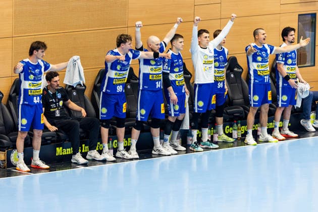29.05.2026, GER, Handball, Maenner, Saison 25 26, Daikin 1.Bl, 30.Spieltag, ThSV Eisenach - Fuechse Berlin Jubel auf der Auswechselbank des ThSV Eisenach, mit im Bild Stephan Seitz (ThSV Eisenach,44), Phillip Meyer (ThSV Eisenach,27), Tillman Leu (ThSV Eisenach,99), Peter Walz (ThSV Eisenach,14), Vukasin Antonijevic (ThSV Eisenach,41), Alexandar Capric (ThSV Eisenach, 6), Gian Attenhofer (ThSV Eisenach,11), Timothy Reichmuth (ThSV Eisenach,5) 99817 Eisenach Werner-Assmann-Halle Am Sportp Thueringen Deutschland