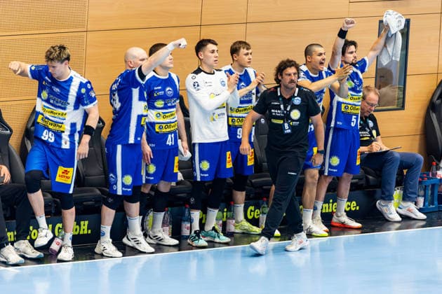 29.05.2026, GER, Handball, Maenner, Saison 25 26, Daikin 1.Bl, 30.Spieltag, ThSV Eisenach - Fuechse Berlin Jubel auf der Auswechselbank des ThSV Eisenach, mit im Bild Stephan Seitz (ThSV Eisenach,44), Phillip Meyer (ThSV Eisenach,27), Tillman Leu (ThSV Eisenach,99), Peter Walz (ThSV Eisenach,14), Vukasin Antonijevic (ThSV Eisenach,41), Alexandar Capric (ThSV Eisenach, 6), Gian Attenhofer (ThSV Eisenach,11), Timothy Reichmuth (ThSV Eisenach,5), Sebastian Hinze (ThSV Eisenach,Trainer) 99817 Eisenach Werner-Assmann-Halle Am Sportp Thueringen Deutschland