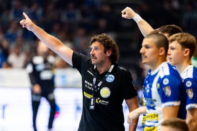 29.05.2026, GER, Handball, Maenner, Saison 25 26, Daikin 1.Bl, 30.Spieltag, ThSV Eisenach - Fuechse Berlin Sebastian Hinze (ThSV Eisenach,Trainer) gemeinsam mit seiner Mannschaft Team 99817 Eisenach Werner-Assmann-Halle Am Sportp Thueringen Deutschland