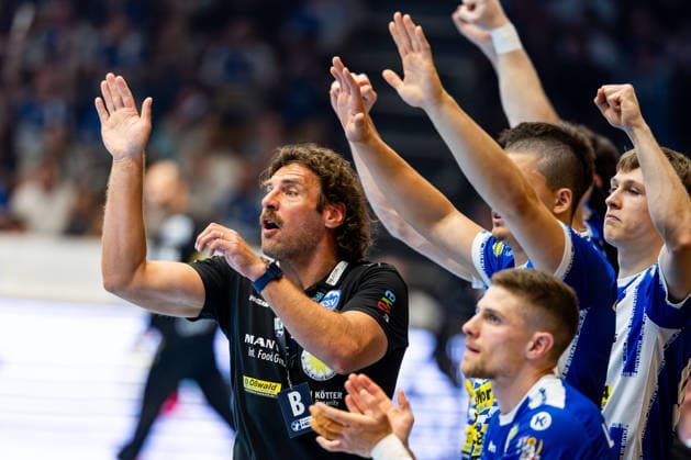 29.05.2026, GER, Handball, Maenner, Saison 25 26, Daikin 1.Bl, 30.Spieltag, ThSV Eisenach - Fuechse Berlin Sebastian Hinze (ThSV Eisenach,Trainer) gemeinsam mit seiner Mannschaft Team 99817 Eisenach Werner-Assmann-Halle Am Sportp Thueringen Deutschland