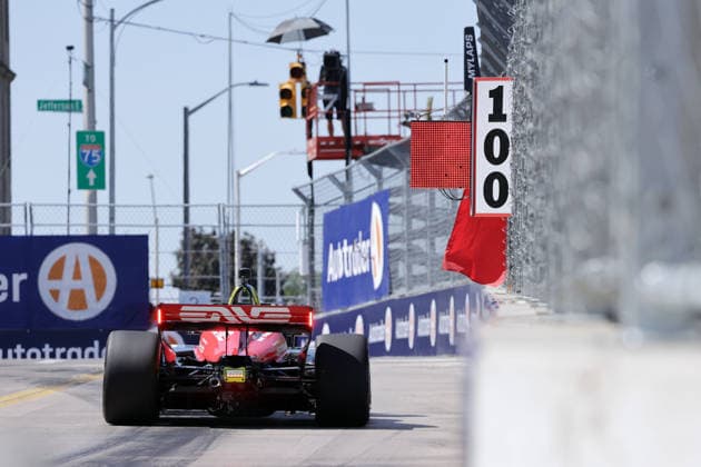 Mike Schumacher (GER) Honda 47 fährt im 1. freies Training an einer roten Flagge vorbei Team Rahal Letterman Lanigan Racing, Detroit, Michigan, USA, 29.05.2026, IndyCar, Indy Car, IRL, USA Serie, Unterbrechung